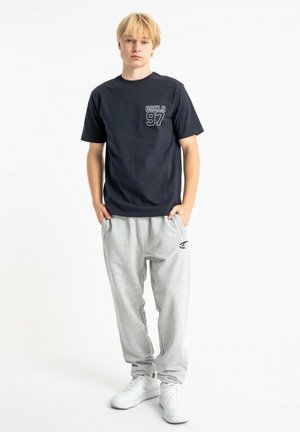 - Spodnie treningowe