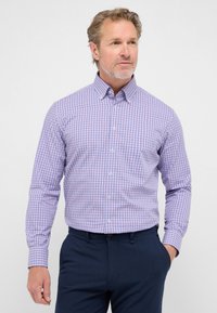Karierter Hemd mit lila und weißen Mustern, mit Button-Down-Kragen, langen Ärmeln und einer einzelnen Brusttasche. Aus leichtem Stoff gefertigt.