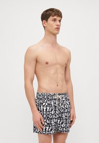 Schwarze Badeshorts mit einem weißen abstrakten Muster, elastischem Bund mit Kordelzug und einem Schnitt über dem Knie. Stoff aus Baumwollmischung.
