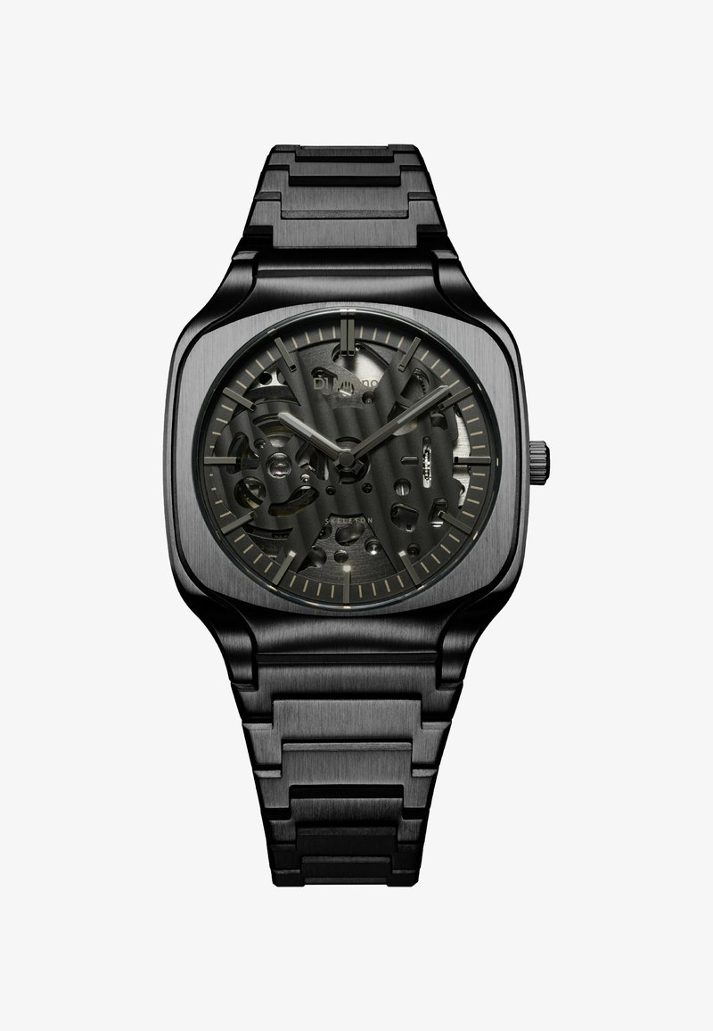 Skelettuhr mit einem Gehäuse und Armband aus schwarzem Edelstahl. Sie verfügt über ein transparentes Ziffernblatt mit komplexen Mechanismen und goldenen Akzenten auf den Stundenmarkierungen.