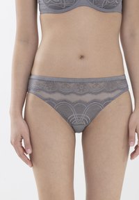 Bañador tipo hipster de encaje gris que presenta paneles translúcidos, una cinturilla suave y patrones florales intrincados a lo largo de los bordes.