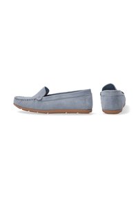 Graue Wildleder-Loafers mit Stichdetail, niedrigprofilierten braunen Gummisohlen, abgerundetem Zehendesign und einem Slipper-Stil.