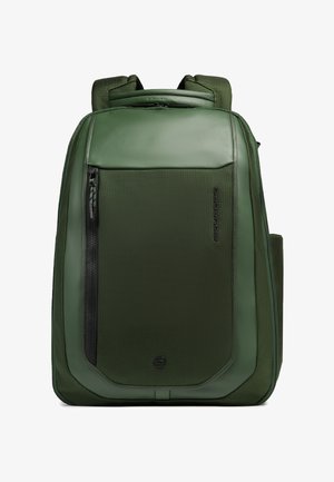 Zaino verde con tasca frontale con zip, pannello in tessuto strutturato, spallacci imbottiti e sezione superiore liscia in materiale sintetico.