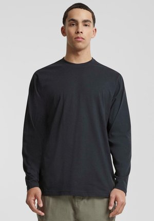 Long-sleeve black t-shirt in soft fabric, crew neck design, relaxed fit, with minimal seams and no prominent patterns or accents.