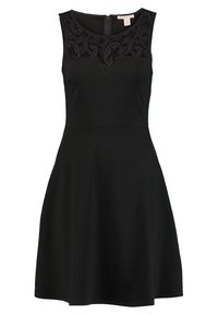 Czarna sukienka bez rękawów, z koronkowym lub szydełkowym gorsetem zdobionym wzorem paisley oraz rozkloszowanym dołem. Zamek błyskawiczny z tyłu. Gładka tekstura materiału.