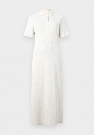 Biała prążkowana sukienka midi z dzianiny, z krótkimi rękawami, kołnierzykiem i plisą na trzy guziki, zdobiona subtelnym wielokolorowym wzorem.
