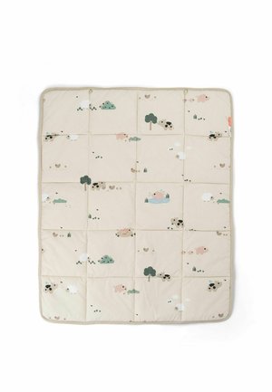 Beżowa pikowana mata do zabawy dla niemowląt z nadrukiem zwierząt gospodarskich, drzew, chmur i stawu, ułożona w wzór kratki.