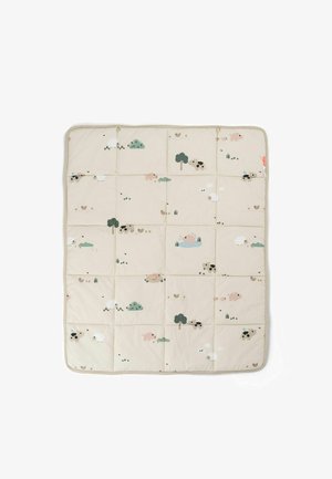 Beżowa pikowana mata do zabawy dla niemowląt z nadrukiem zwierząt gospodarskich, drzew, chmur i stawu, ułożona w wzór kratki.