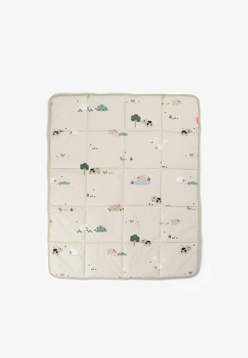 Beige gesteppte Baby-Spielmatte mit bedruckten Bauernhoftieren, Bäumen, Wolken und einem Teich, angeordnet in einem Rastermuster.