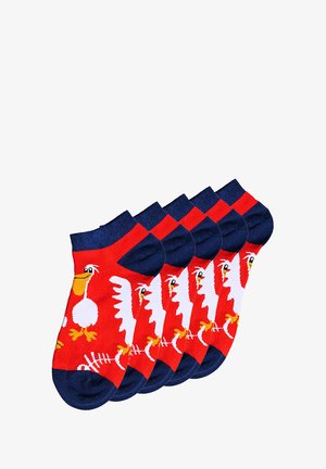 Chaussettes rouges avec un motif de poulet blanc, poignets bleu marine. Cinq paires présentent des illustrations de poules dans un style cartoon et un motif simple.