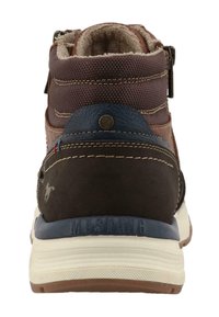 Hnědé a modré turistické boty s texturovanou tkaninou, plochým podpatkem, polstrovaným límcem, cik-cak prošíváním a logem na podrážce. Viditelný detail s zipem.