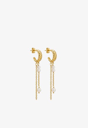 Boucles d’oreilles créoles torsadées en or avec deux chaînes en or pendantes, chacune ornée de trois perles blanches de tailles variées.