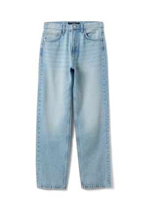 Lichtblauwe high-waisted jeans met rechte pijpen, voorzakken, riemlussen en een knoopsluiting op een witte achtergrond.