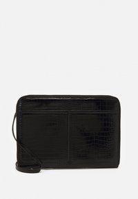 Sac en cuir synthétique noir effet crocodile avec une forme rectangulaire, doté d'une fermeture éclair et de deux poches externes. Texture lisse et design fin.