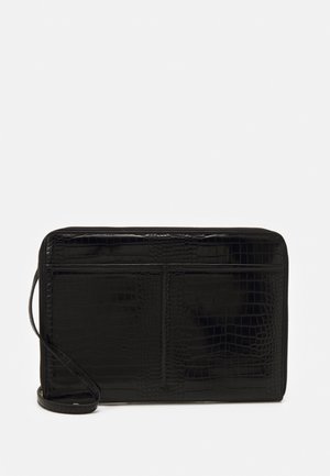 Borsa nera in pelle sintetica effetto coccodrillo con forma rettangolare, dotata di chiusura a cerniera e due tasche esterne. Texture liscia e design sottile.