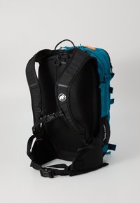 Tovefarget ryggsekk med en teal front og svart bak, justerbare stropper, mesh polstring og doble glidelåser med oransje dragstropp.