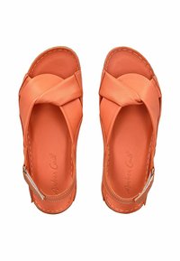 Sandales en cuir orange avec des brides croisées, talon ouvert et surpiqûres blanches. Comprend une semelle intérieure rembourrée et une boucle réglable.