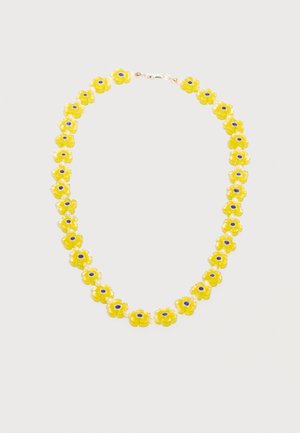 Collier composé de perles jaunes en forme de fleurs avec des centres bleus, reliées par de petites perles rondes blanches et un fermoir en argent.