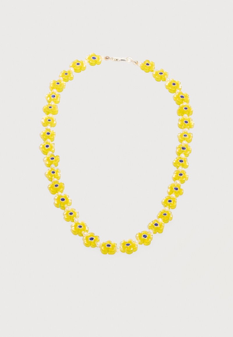 Collier composé de perles jaunes en forme de fleurs avec des centres bleus, reliées par de petites perles rondes blanches et un fermoir en argent.