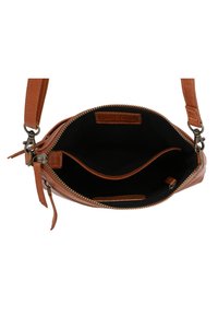 Hnědá kožená crossbody taška se zipovým uzávěrem, s černým interiérem, dvojitými přihrádkami a odnímatelným popruhem.
