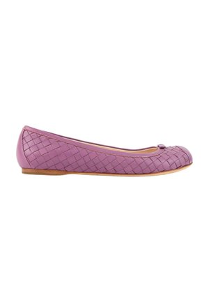 Bailarina plana de cuero trenzado en color morado con un pequeño lazo en la puntera y una suela fina de color marrón claro.