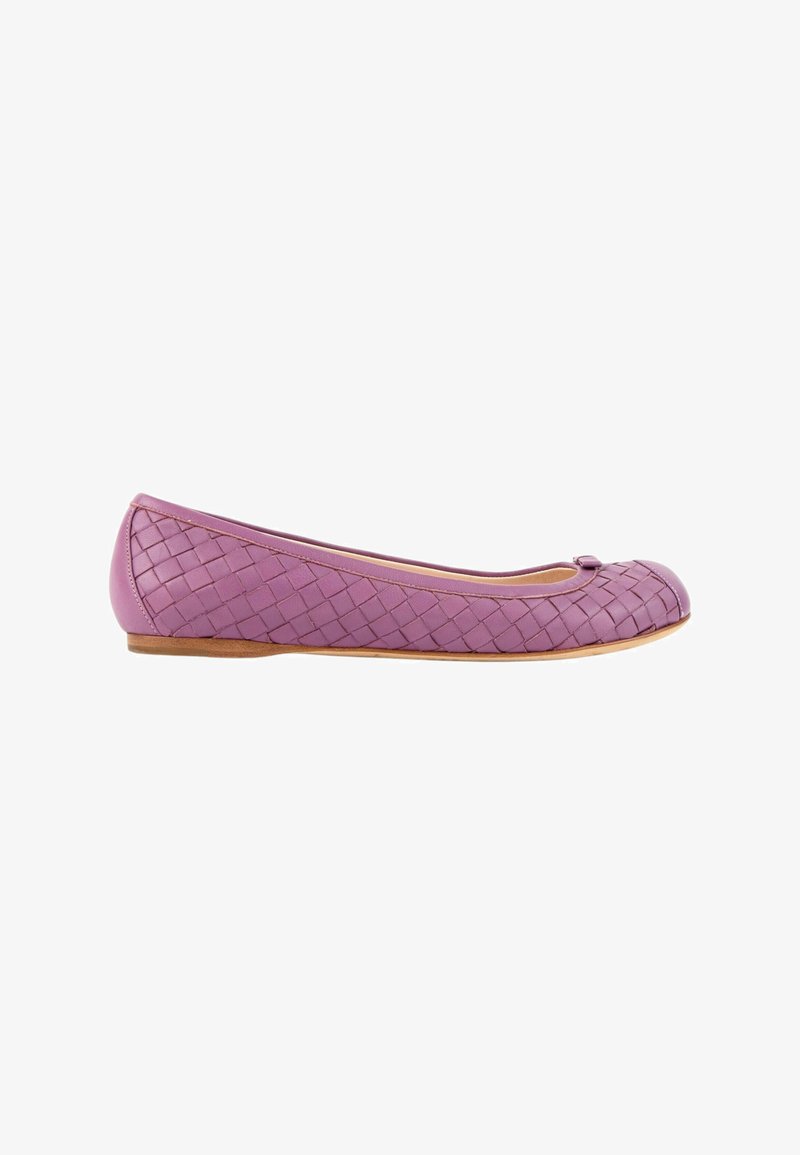 Ballerine plate en cuir tressé violet avec un petit nœud sur le dessus et une fine semelle marron clair.