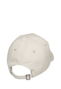 Casquette de baseball en coton beige avec une visière courbée, une sangle réglable à l'arrière et six œillets de ventilation sur le dessus.