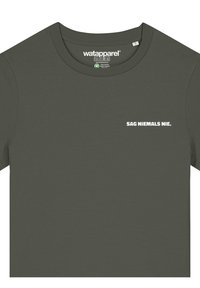 Olivgrünes kurzärmliges T-Shirt aus weichem Material mit dem weißen Text "SAG NIEMALS NIE." auf der Vorderseite.