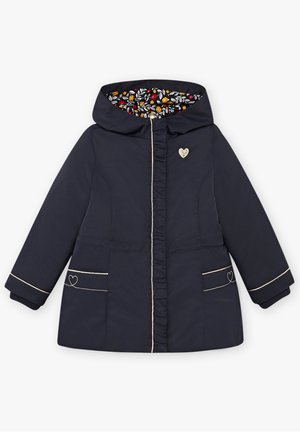 Marineblauer Kapuzenmantel mit gerafftem Frontbesatz, floralem Innenfutter, goldener Herzbrosche auf der Brust und Herzstickerei auf den Vorderentaschen.