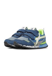 Blå och grå sneakers med mocka och meshmaterial. Har två kardborreband, neongröna detaljer och en texturerad svart sula.