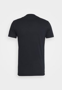 En enfärgad svart t-shirt med kort ärm och rund halsringning visas bakifrån mot en ljusgrå bakgrund.