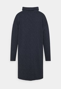 Robe-pull longue en maille gris foncé avec manches longues et col roulé plié, vue de dos sur un fond uni.