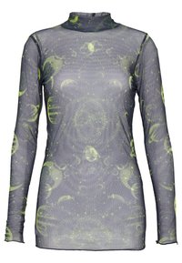 Pitkähihaiset poolopaidat, jotka on valmistettu läpinäkyvästä, ribatusta kankaasta. Taustalla on harmaa väri, jota korostaa vihreä abstrakti kuviointi.