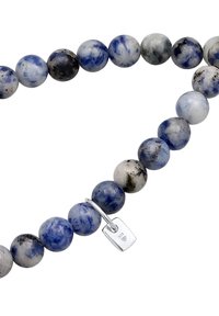 Bracelet en perles avec des pierres rondes dans différentes teintes de bleu, gris et noir, avec un fermoir en argent portant un poinçon.