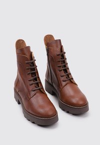 Sandra Fontán BADOLASOTA - Bottines à lacets - camel