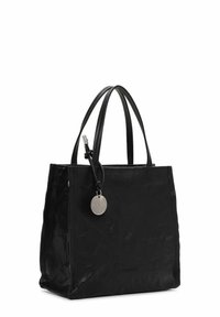 Sac cabas en cuir noir avec deux poignées et une étiquette ronde en argent attachée par un cordon noir.