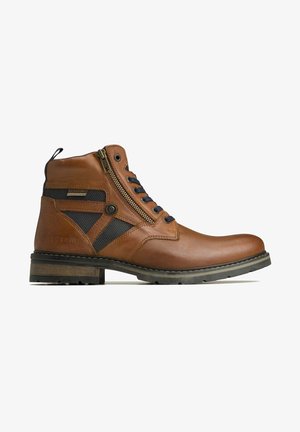 Bottines en cuir brun avec des accents bleu marine, dotées d'une fermeture éclair sur le côté, de panneaux texturés et d'une semelle en caoutchouc avec un petit talon.