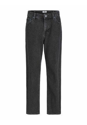 Junge trägt eine dunkelblaue Jack & Jones Kapuzenjacke, lockere schwarze Jeans und schwarz-weiße Sneakers, steht vor einfachem Hintergrund.