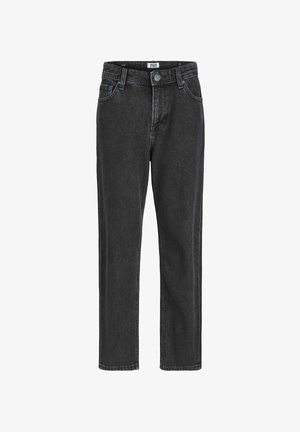 Chłopiec ubrany w granatową bluzę z kapturem Jack & Jones, luźne czarne jeansy i czarno-białe buty sportowe, stojący na jednolitym tle.