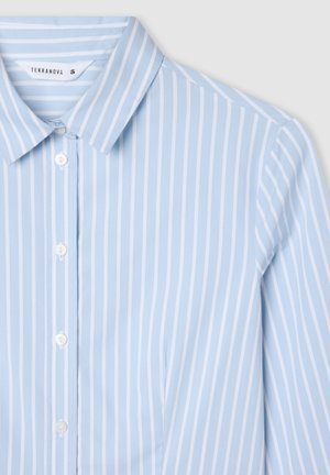 Jasnoniebieska koszula z guzikami z cienkimi białymi pionowymi paskami, klasycznym kołnierzykiem i gładką teksturą materiału. Etykieta marki widoczna wewnątrz kołnierza.