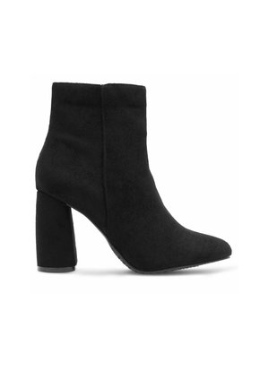 Schwarzer Wildleder-Stiefelette mit spitzer Zehenpartie und dickem Blockabsatz, Seitenansicht auf weißem Hintergrund.