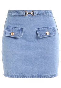 Hellblauer Jeansrock mit figurbetontem Design, ausgestattet mit zwei Vordertaschen mit goldenen Knöpfen und einem dekorativen Gürtelschlaufenverschluss.