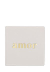 Contenitore quadrato in ceramica rosa chiaro con una texture liscia, decorato con la parola "amor" in lettering dorato sulla parte frontale.