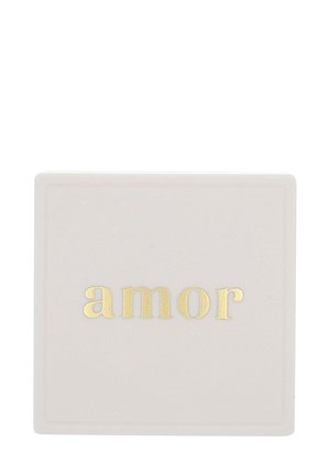 Contenitore quadrato in ceramica rosa chiaro con una texture liscia, decorato con la parola "amor" in lettering dorato sulla parte frontale.