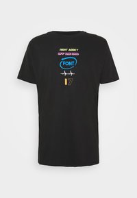 Černé bavlněné tričko s barevnými textovými grafikami: "NIGHT ADDICT," "OFF THE GRID" a designem srdečního tepu, se zlatým číslem "17."