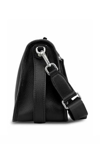 Sac à main en cuir noir à finition texturée, doté de quincaillerie argentée, d'une bandoulière amovible et d'une forme angulaire.