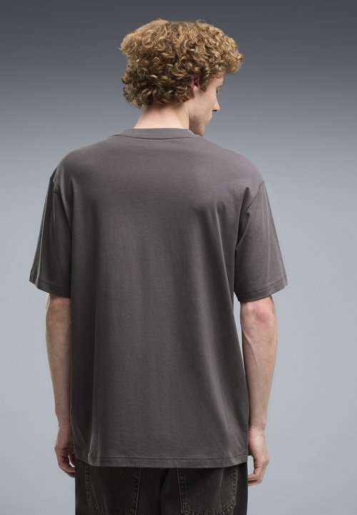 PUMA PUMATECH RELAXED GRAPHIC T-SHIRT - Print T-shirt - moody gray — photo 3