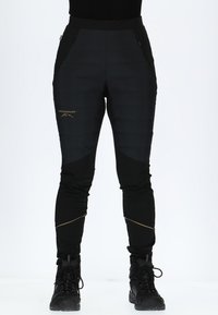 Schwarze isolierte Hose mit tailliertem Design, kontrastierenden matten und glänzenden Abschnitten, goldfarbenem Logo-Detail und Reißverschluss-Seitentaschen.