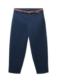 Pantaloni blu navy con una cintura intrecciata marrone, dotati di due tasche frontali, un taglio dritto e risvolti per un fitting rilassato.