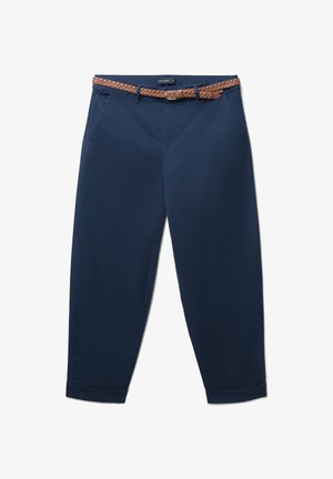 Marineblaue Hosen mit einem geflochtenen braunen Gürtel, ausgestattet mit zwei Fronttaschen, geradem Schnitt und umgeschlagenen Säumen für einen lässigen Sitz.